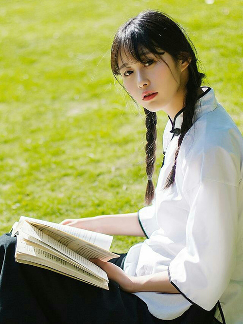 球队战略调整：教练宣布新的战术方向，球员布置战术