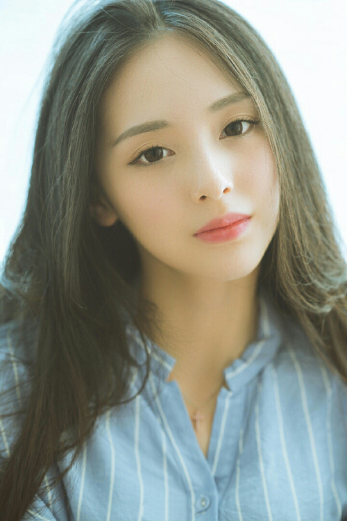 爱游戏官方入口-某队球员受伤退出赛场，球迷担心不已，某队员运球时不小心碰到自己的脚